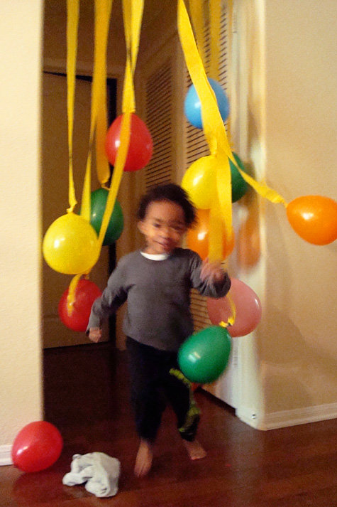 Decora pegando los globos en el techo - LaCelebracion.com